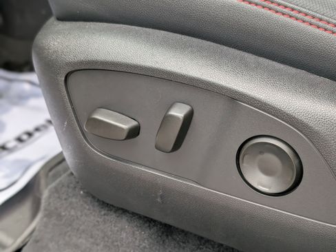 Used 2025 Chevrolet Traverse RS image 33