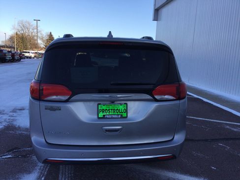 Used 2019 Chrysler Pacifica Touring-L w/ Tire & Wheel Group image 4