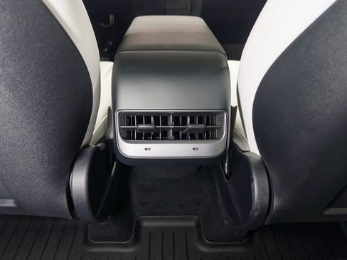 Used 2024 Tesla Model Y Long Range image 19