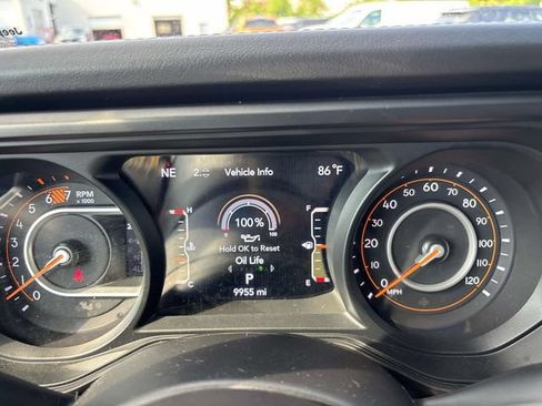 Used 2024 Jeep Wrangler Unlimited Sahara AWD/4WD image 27