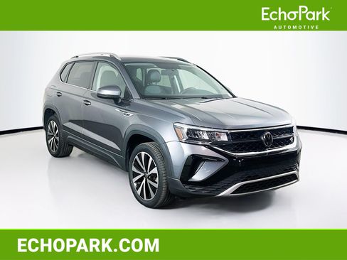 Used 2022 Volkswagen Taos SE FWD image 1