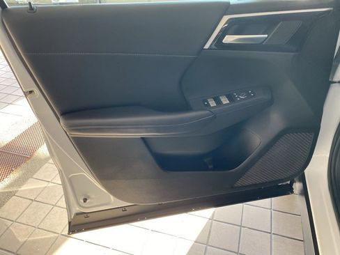 Used 2024 Mitsubishi Outlander SE image 9