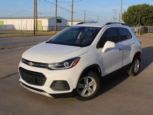 Used 2020 Chevrolet Trax LT w/ LT Convenience Package FWD image 1
