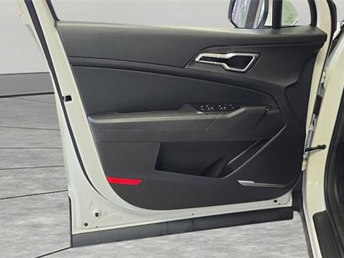 Used 2023 Kia Sportage LX image 12