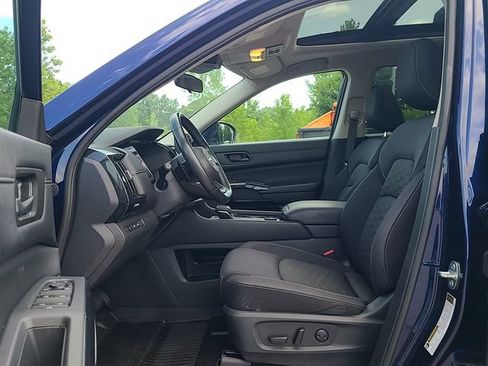 Used 2023 Nissan Pathfinder SV w/ SV Premium Package AWD/4WD image 12