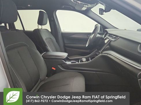 Certified 2025 Jeep Grand Cherokee Laredo w/ Luxury Tech Group I AWD/4WD image 30