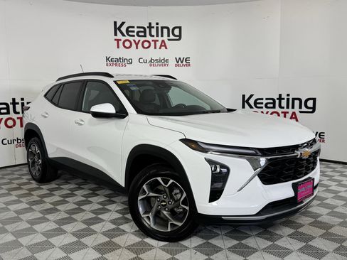 Used 2025 Chevrolet Trax LT w/ LT Convenience Package image 3