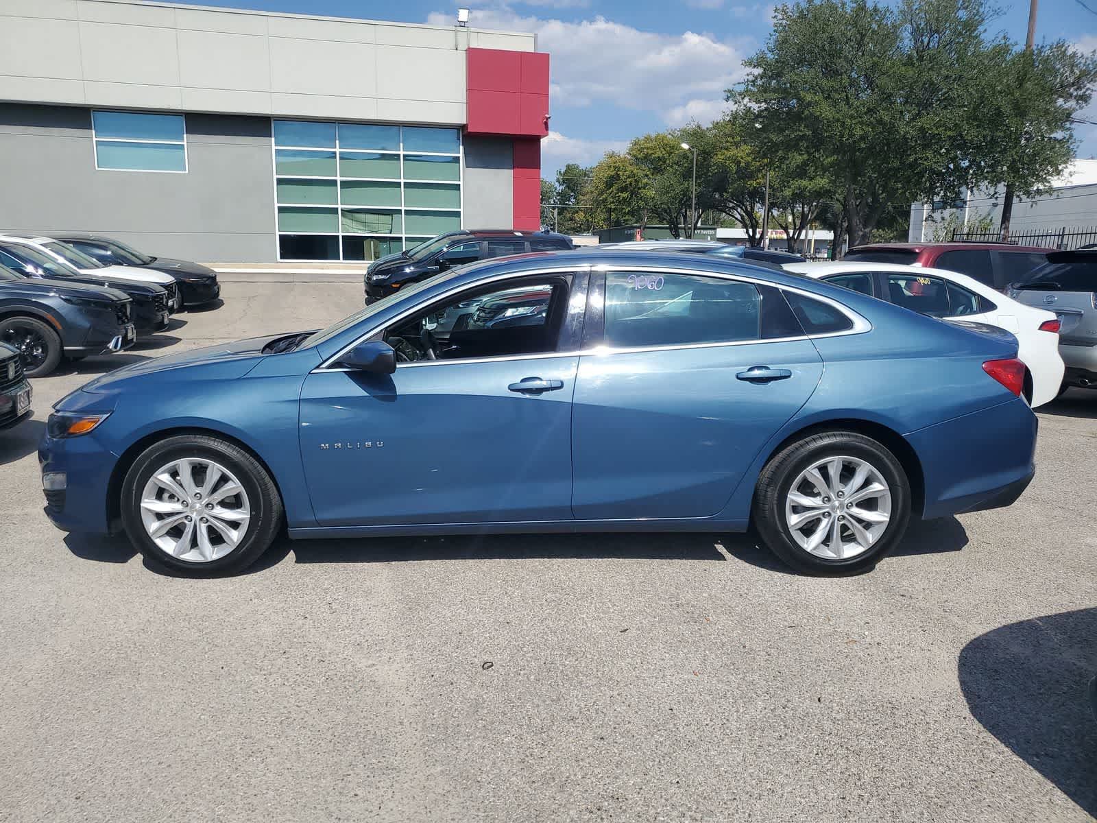 Used 2025 Chevrolet Malibu LT FWD image 3