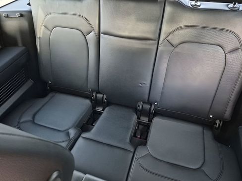 Used 2024 Land Rover Defender 130 X-Dynamic SE image 26