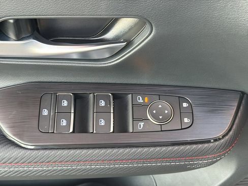 Certified 2025 Nissan Kicks SR image 18