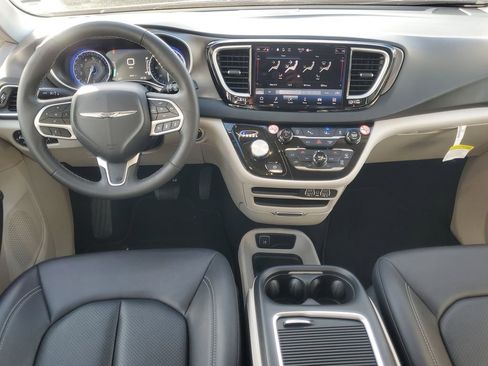 Used 2024 Chrysler Pacifica Touring-L image 31