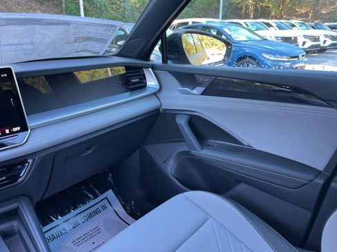 New 2026 Volkswagen Tiguan SE R-Line AWD/4WD image 18