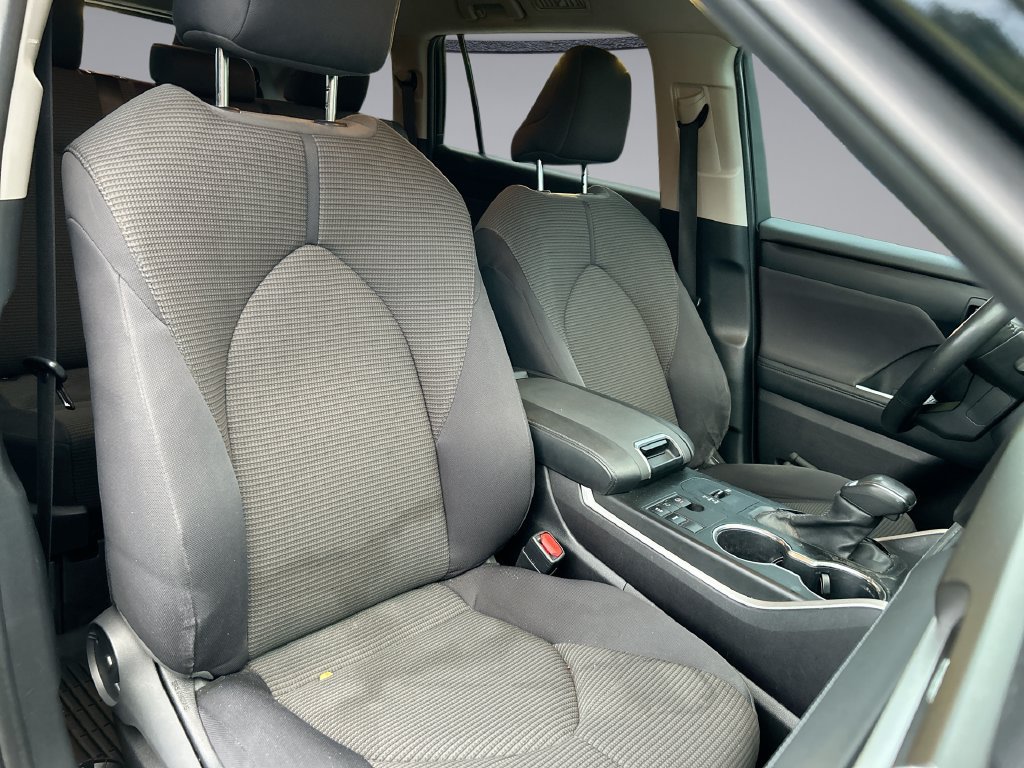 Used 2024 Toyota Highlander LE FWD image 31