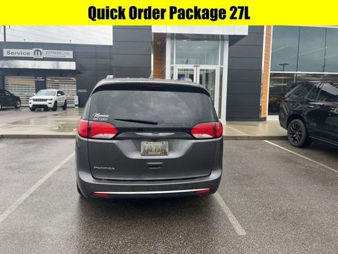 Used 2018 Chrysler Pacifica Touring-L image 4
