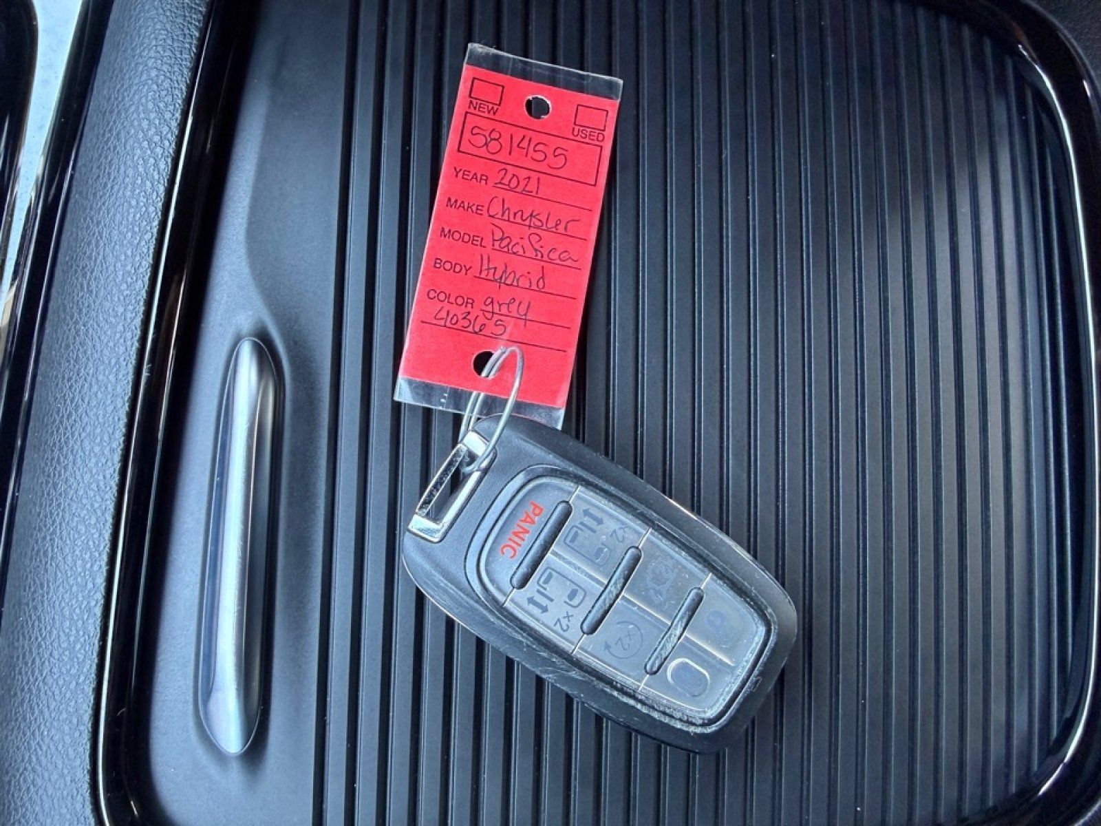 Used 2021 Chrysler Pacifica Limited w/ Uconnect Theater Family Group FWD image 45