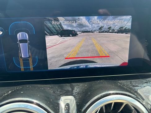 Used 2025 Mercedes-Benz GLB 250 image 12