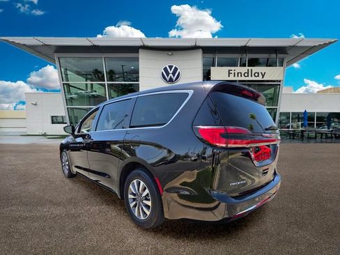 Used 2024 Chrysler Pacifica Limited FWD image 4