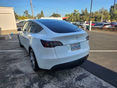 Used 2022 Tesla Model Y Long Range AWD/4WD image 3