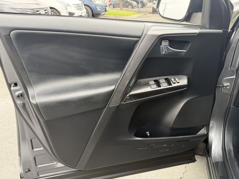 Used 2018 Toyota RAV4 SE AWD/4WD image 12
