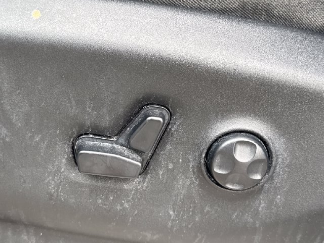 Used 2018 Chrysler Pacifica Touring-L FWD image 19