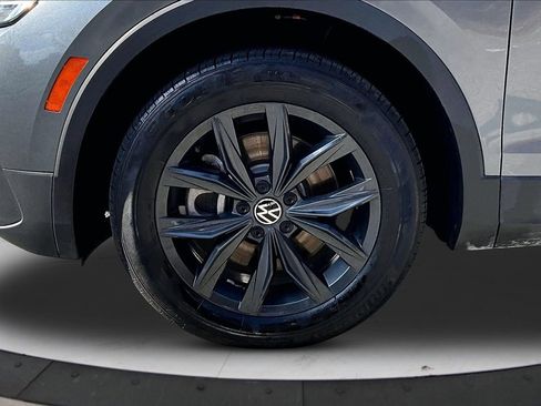 Used 2024 Volkswagen Tiguan SE image 33