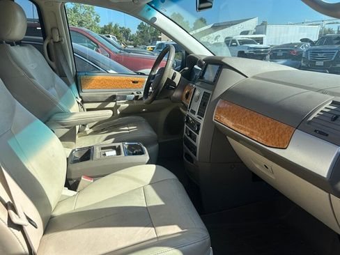 Used 2008 Chrysler Town & Country Limited w/ Entertainment Group #3 image 5