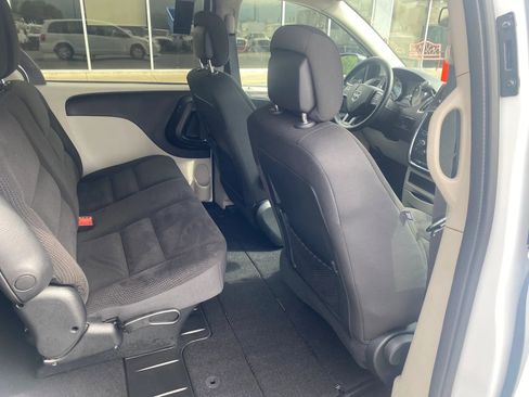 Used 2018 Dodge Grand Caravan SE w/ UConnect Hands-Free Group FWD image 26