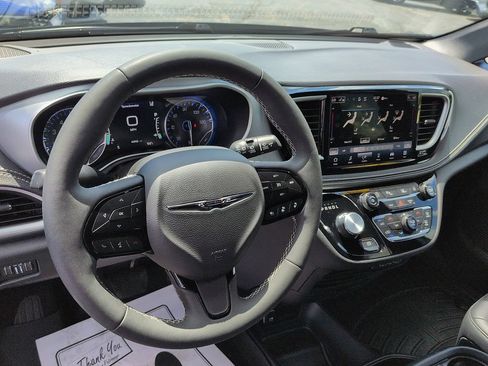 Used 2024 Chrysler Pacifica Touring-L w/ S Appearance Package FWD image 9