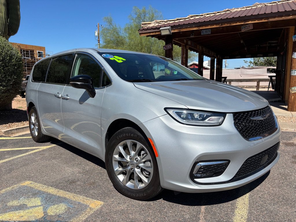 Used 2024 Chrysler Pacifica Touring-L AWD/4WD image 2
