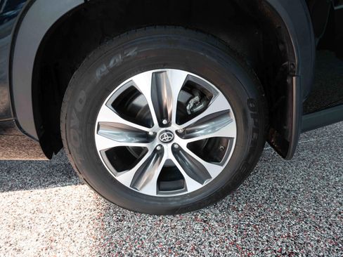 Used 2023 Toyota Highlander XLE image 30