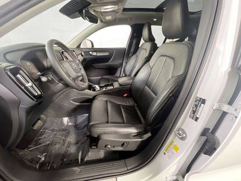 Used 2023 Volvo XC40 B4 Plus w/ Protection Package Premier image 19