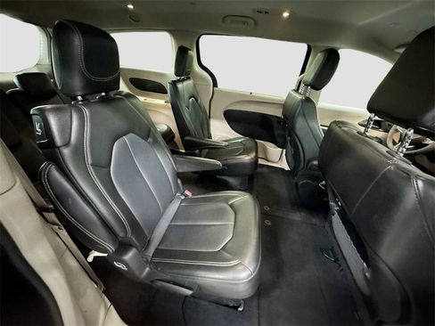 Used 2024 Chrysler Pacifica Touring-L image 26