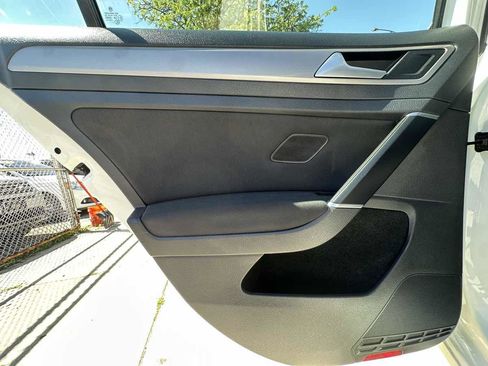 Used 2016 Volkswagen e-Golf SE FWD image 35