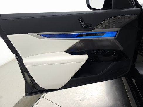 Used 2025 BMW 760i xDrive w/ Premium Package image 16