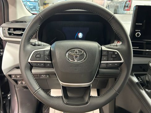 Used 2025 Toyota Sienna XLE FWD image 12