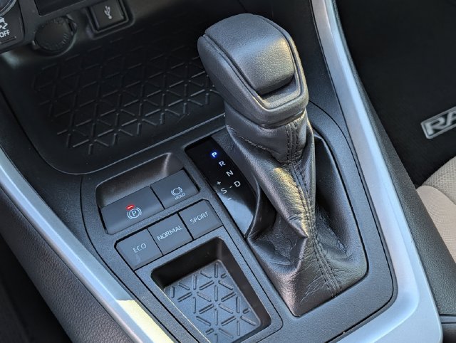 Used 2021 Toyota RAV4 XLE FWD image 19