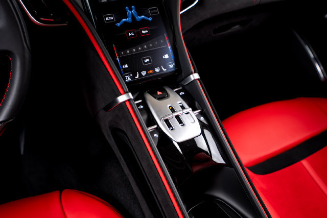 Certified 2025 Ferrari Roma Spider RWD image 33