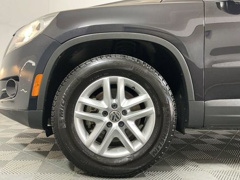 Used 2011 Volkswagen Tiguan S image 9