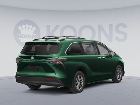 Used 2025 Toyota Sienna XLE AWD/4WD image 2
