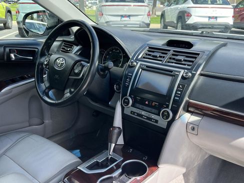 Used 2014 Toyota Camry XLE w/ Leather Package FWD image 3