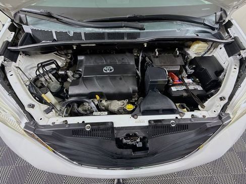 Used 2011 Toyota Sienna LE image 30