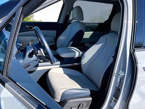 Certified 2025 Kia Carnival SX image 23