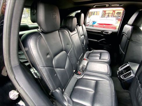 Used 2018 Porsche Cayenne Platinum Edition image 18
