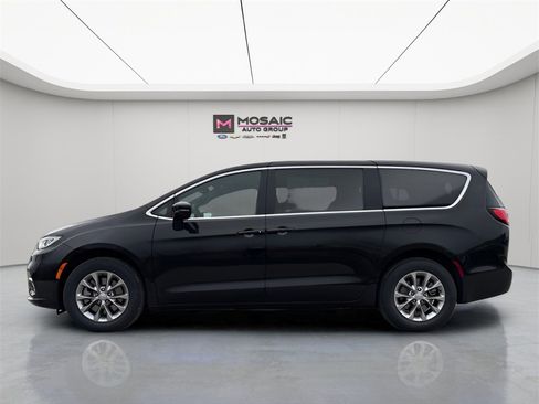 New 2026 Chrysler Pacifica Select image 5