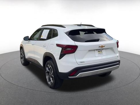 Used 2025 Chevrolet Trax LT FWD image 11