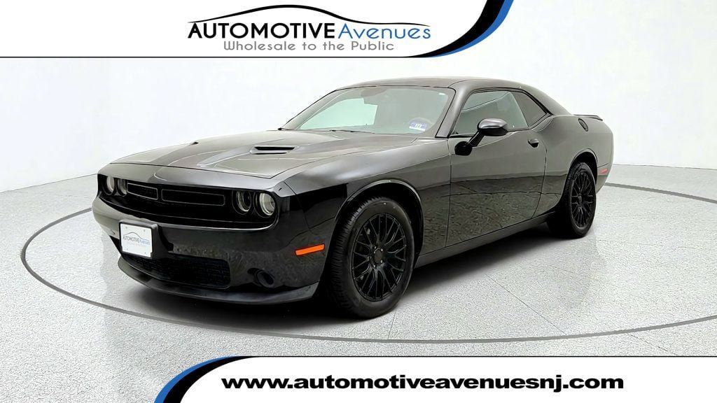 Used 2015 Dodge Challenger SXT RWD image 1