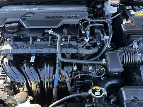 Used 2025 Hyundai Elantra SE image 11