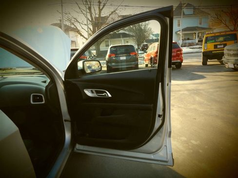 Used 2017 Chevrolet Equinox LT w/ Convenience Package image 24