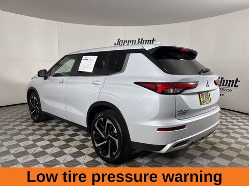 Used 2024 Mitsubishi Outlander SE Black Edition image 7