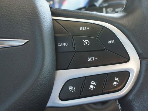 Used 2022 Chrysler Pacifica Limited image 12